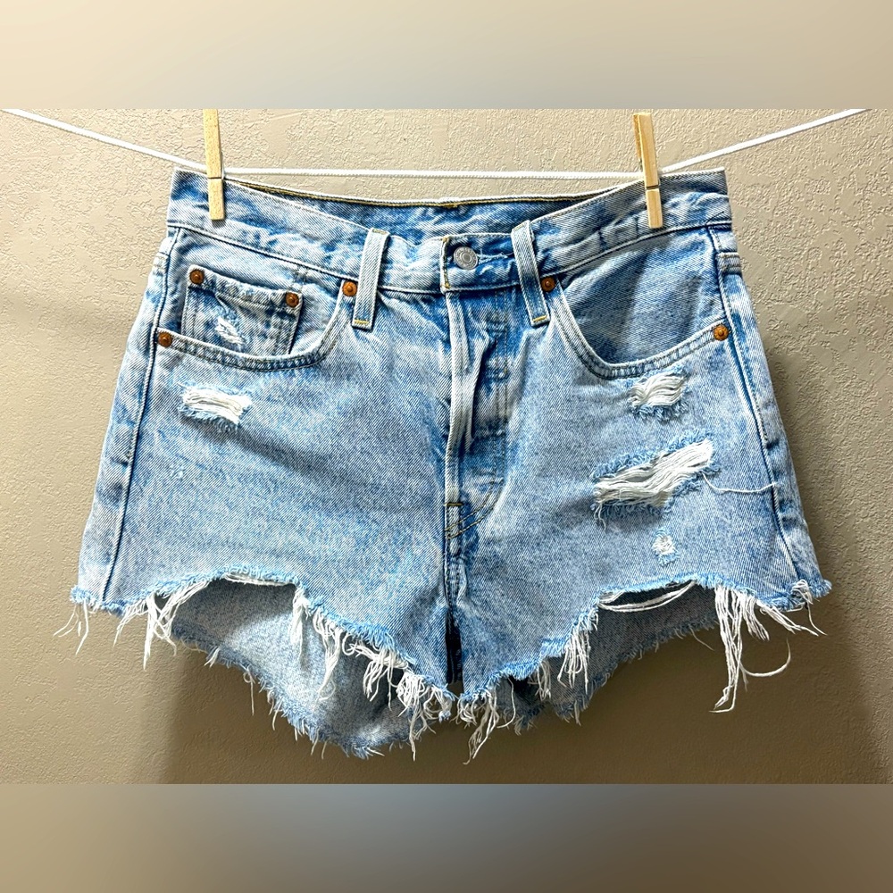 Levi 501 Denim Highwaisted Booty Shorts Size 27